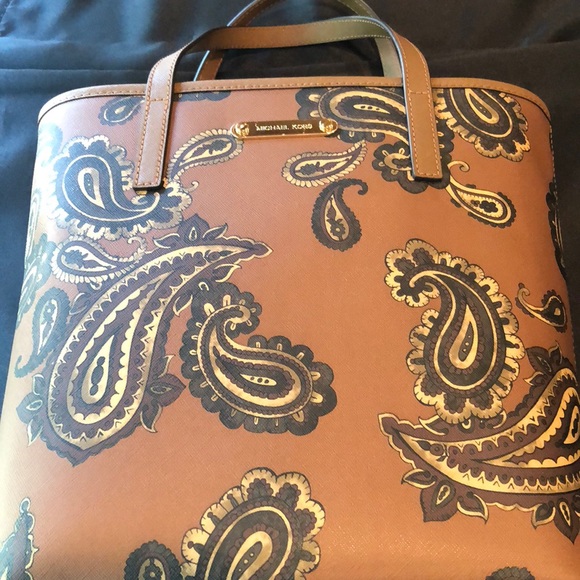 Michael Kors Handbags - 🎉HP🎉Michael Kors Emry Paisley Print med tote bag